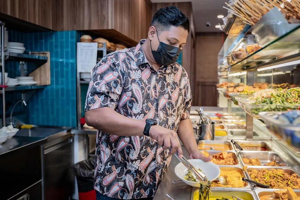 Encik Shamir Ismail, 42 tahun, merupakan pengarah Putra Minang Singapura, yang menyediakan set ‘mangkuk tingkat’ sepanjang Ramadan.