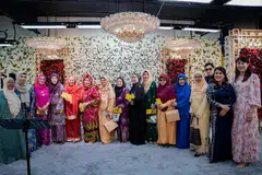 DIKENANG SELALU: Sukma Rindu Jalan Ampas ini dijayakan (dari kiri) penganjur dari Wadah Seni Entertainment, Ukhti Aminah, Siti Supainah dari Hamidah Travel, seniwati Dayang Sofia, Zaiton Abdullah, Datuk Rosnani Jamil, K. Fatimah, penonton Mak Ngah Anggun, pelakon dan penyanyi Normah Zainal, Habibah Haron, Sri Rahayu Sudarmaji, Ponisah Bachik, Fauziah Zie, Salina Zaini, biduan A. Rhymie serta penaja Hilwah Brown dan Fion Tan.