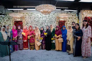 DIKENANG SELALU: Sukma Rindu Jalan Ampas ini dijayakan (dari kiri) penganjur dari Wadah Seni Entertainment, Ukhti Aminah, Siti Supainah dari Hamidah Travel, seniwati Dayang Sofia, Zaiton Abdullah, Datuk Rosnani Jamil, K. Fatimah, penonton Mak Ngah Anggun, pelakon dan penyanyi Normah Zainal, Habibah Haron, Sri Rahayu Sudarmaji, Ponisah Bachik, Fauziah Zie, Salina Zaini, biduan A. Rhymie serta penaja Hilwah Brown dan Fion Tan.