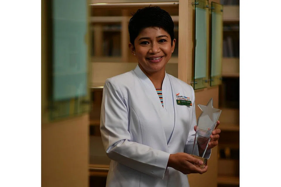 TULUS DAN IKHLAS: Cik Suriana Sanwasi tidak mengharapkan balasan ketika beliau membantu pekerja migran dan pesakit yang berada di wad pengasingan. - Foto BH oleh CHONG JUN LIANG