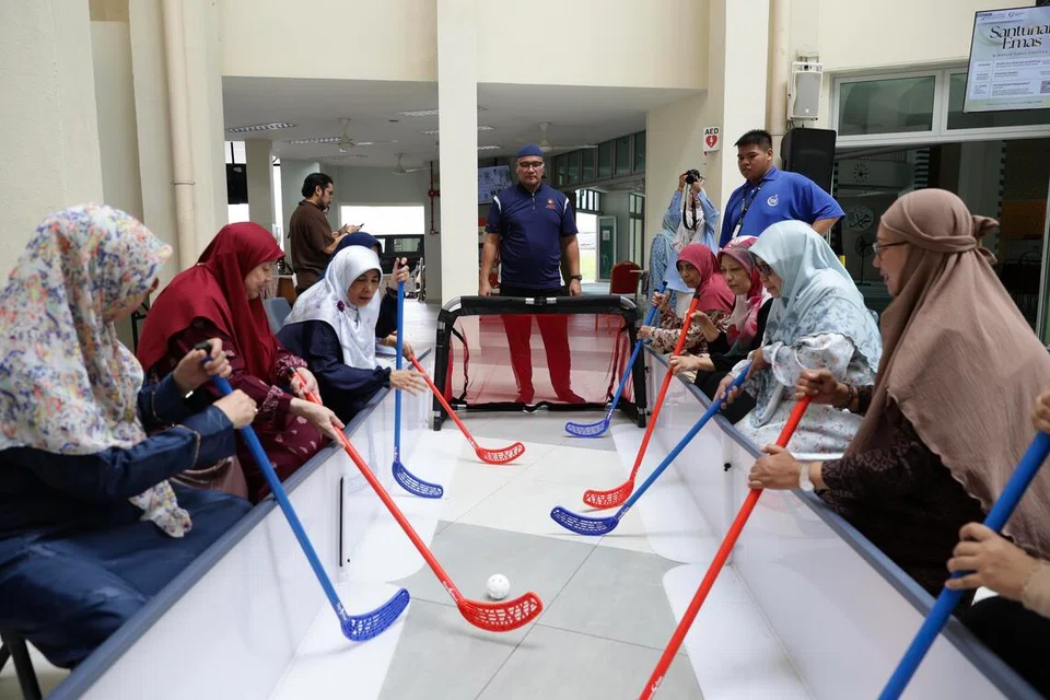 Sekitar 30 peserta bermain bola lantai sambil duduk, dalam sesi kelapan program, Santunan Emas, anjuran Masjid Al-Muttaqin, pada 26 Ogos. Program itu bertujuan menggabungkan aspek kesejahteraan mental dan fizikal serta pendidikan Islam bagi warga emas.