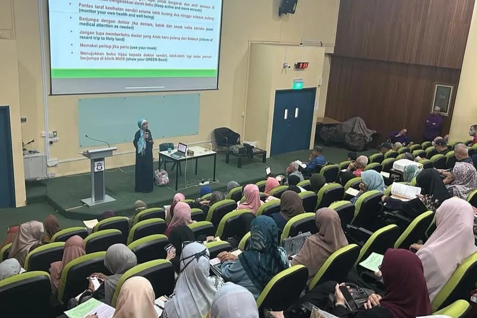 Dalam usaha membekalkan persiapan jemaah haji sebelum berangkat ke Tanah Suci dalam program Get Fit for Haj (GFH) yang dipertingkatkan itu, ejen penjualan (GSA) pakej haji Halijah Travel Pte Ltd telah mengundang anggota dan salah satu ahli pengasas Persatuan Karyawan Penjagaan Kesihatan Islam (MHPA), Dr Fatimah Lateef (berdiri), untuk memberikan taklimat kesihatan di Madrasah Aljunied pada 11 Mei.