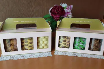 PILIHAN UNTUK BERAYA: Dua set biskut raya dijual - set biasa dan set premium. - Foto AMP