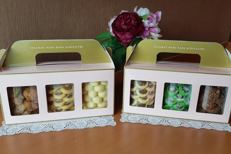 PILIHAN UNTUK BERAYA: Dua set biskut raya dijual - set biasa dan set premium. - Foto AMP