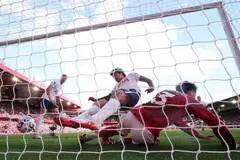 Neco Williams dari Nottingham Forest menjaringkan gol yang kemudiannya dibatalkan.