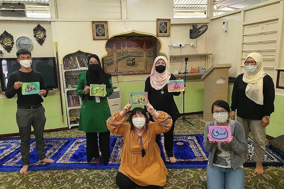 SELAMI SEJARAH MASJID: Selain menyelami sejarah masjid, peserta juga akan dapat menjalankan kegiatan seperti penulisan seni khat. - FOTO SHAHIDAH TRAVEL & TOURS