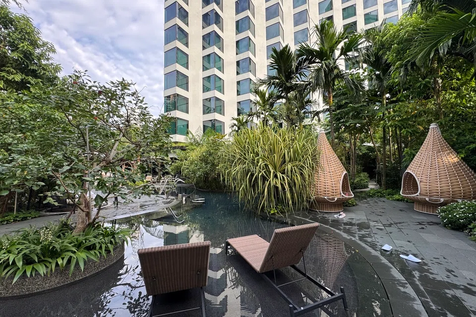 ‘Cabana’ atau ruang peribadi yang kecil juga boleh didapati di serata kawasan kolam di Grand Hyatt Singapore.