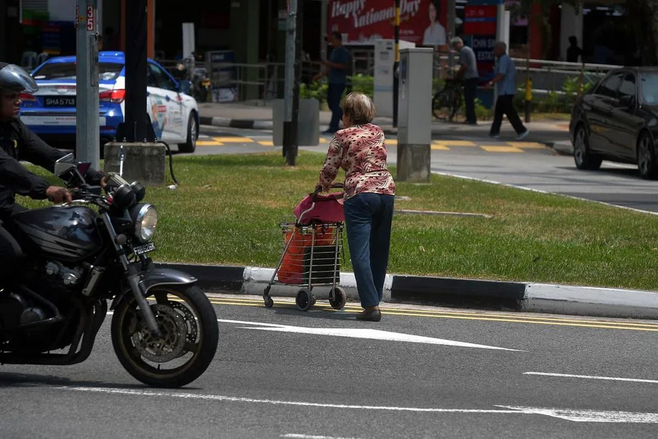 WARGA TUA RENTAN DI JALAN RAYA: Setengah daripada keseluruhan jumlah kematian pejalan kaki melibatkan warga tua adalah akibat melintas jalan sembarangan, kata polis semalam dalam laporan tahunan keadaan trafik jalan rayanya. - Foto FAIL ST