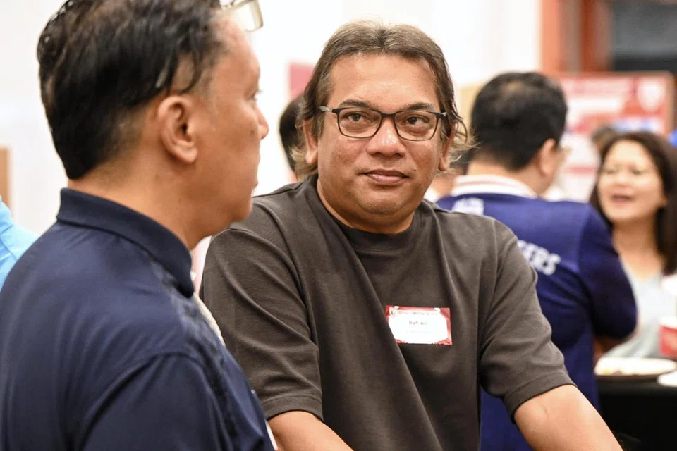 Bekas pemain kebangsaan Singapura, Rafi Ali (kanan) berasakan bahawa Liga Belia Singapura (SYL) mampu membina daya tahan pemain bola sepak sejak mereka muda lagi. 