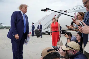 Presiden Amerika Syarikat, Encik Donald Trump, ditemani Setiausaha Akhbar Rumah Putih, Cik Karoline Leavitt (berbaju merah), bercakap kepada media sebelum menaiki Air Force One di Pangkalan Bersama Andrews, Maryland, pada 14 Ogos 2026. Pengunduran Cik Leavitt pada akhir Ogos mencetuskan spekulasi selepas Kedutaan Iran di Afrika Selatan mengaitkannya dengan operasi keselamatan ‘pesawat umpan’ ketika Encik Trump meninggalkan Turkey pada Julai lalu, dakwaan yang tidak disokong bukti dan dinafikan Rumah Putih.