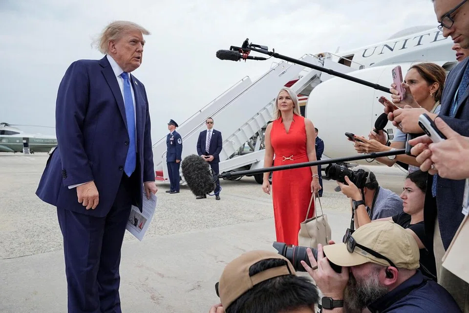 Presiden Amerika Syarikat, Encik Donald Trump, ditemani Setiausaha Akhbar Rumah Putih, Cik Karoline Leavitt (berbaju merah), bercakap kepada media sebelum menaiki Air Force One di Pangkalan Bersama Andrews, Maryland, pada 14 Ogos 2026. Pengunduran Cik Leavitt pada akhir Ogos mencetuskan spekulasi selepas Kedutaan Iran di Afrika Selatan mengaitkannya dengan operasi keselamatan ‘pesawat umpan’ ketika Encik Trump meninggalkan Turkey pada Julai lalu, dakwaan yang tidak disokong bukti dan dinafikan Rumah Putih.