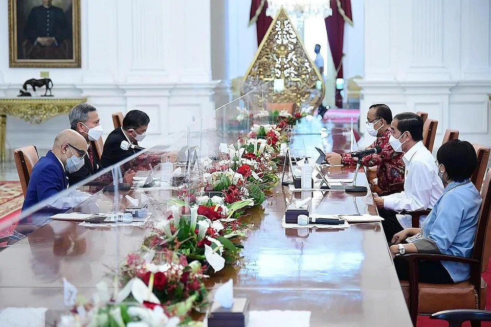 BERTUKAR-TUKAR PANDANGAN: Dr Vivian Balakrishnan (dua dari kiri) bertemu Presiden Joko Widodo (dua dari kanan) dan Menteri Luar Indonesia Retno Marsudi (kanan) kelmarin. - Foto BIRO PERS SEKRETARIAT PRESIDEN