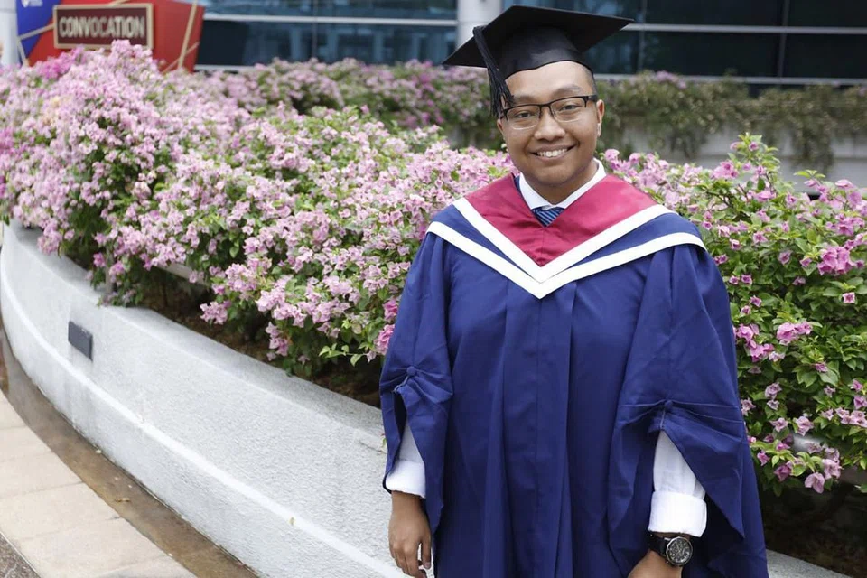 BERJAYA WALAU CABARAN BERTALI-ARUS: Encik Muhd Hariz berjaya menamatkan pengajiannya dalam bidang sosiologi di NTU dengan cemerlang meskipun perjalanan beliau dipenuhi onak duri. - Foto BH oleh ZHANG XUAN