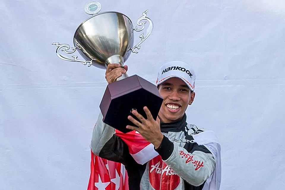 JUARA CEMERLANG: Daim dengan trofi siri perlumbaan Caterham yang dimenanginya tahun lalu. - Foto fail 