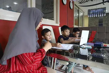 BANTUAN BAGI PELAJAR: Kementerian Pendidikan (MOE) akan mempercepat garis masa bagi semua pelajar sekolah menengah memiliki alat pembelajaran digital. - Foto fail