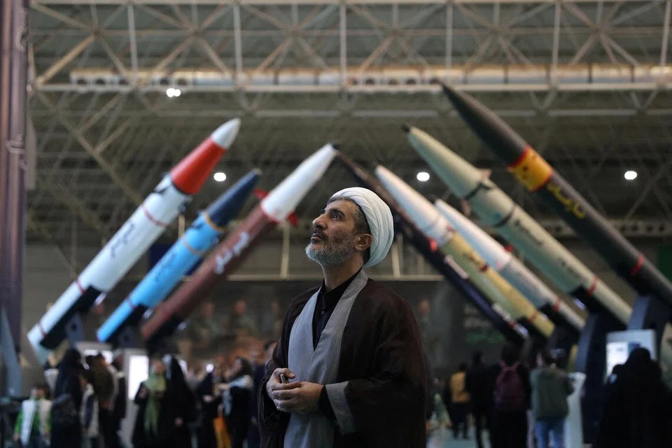 Seorang ulama Iran melawat Muzium Pasukan Aeroangkasa Kor Pengawal Revolusi Islam (IRGC) di Tehran, Iran, pada 12 November 2025.    