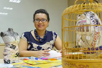 LEBIH SELAMAT: Cik Dian Handayani berkata dalam sesi terapi seni, pesakit belajar bahawa emosi yang sukar boleh diluahkan dengan selamat. - Foto TUKIMAN WARJI