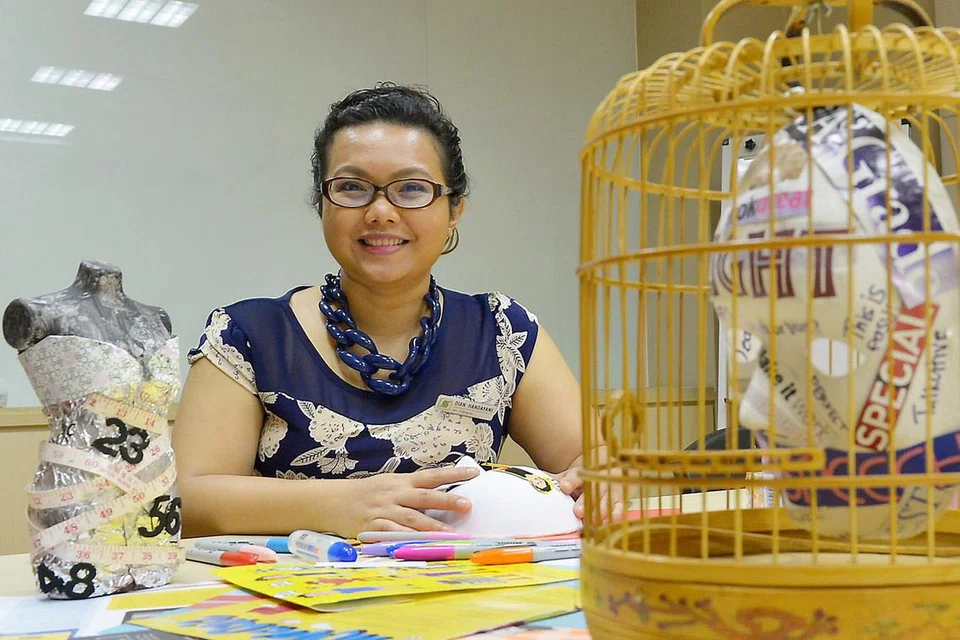 LEBIH SELAMAT: Cik Dian Handayani berkata dalam sesi terapi seni, pesakit belajar bahawa emosi yang sukar boleh diluahkan dengan selamat. - Foto TUKIMAN WARJI