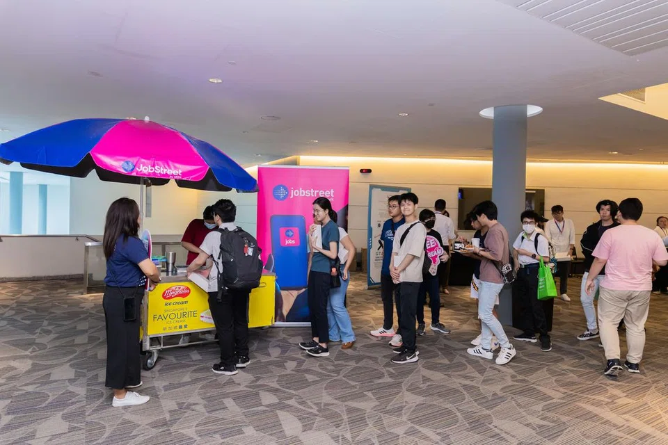 FAHAM BIDANG TEKNOLOGI: Pelajar pengajian tinggi meneroka pertumbuhan kerjaya dalam industri teknologi dalam pelbagai kapasiti dan pengkhususan semasa Jerayawara TechConnect di Politeknik Temasek.