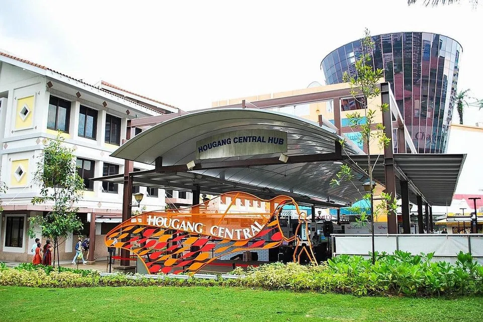 ERATKAN HUBUNGAN: Sebuah plaza masyarakat di tengah-tengah Pusat Bandar Hougang memberi penduduk peluang mengeratkan hubungan sambil menyertai pelbagai kegiatan kemasyarakatan bersama. - Foto HDB