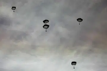 Warga Palestin merakan video di media sosial menunjukkan kotak-kotak bantuan yang dikatakan digugurkan dari udara di Gaza. 