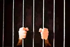 Pakar perlembagaan di Malaysia mengesyorkan Malaysia agar mencontohi beberapa negara luar termasuk Singapura dalam melaksanakan hukuman penahanan dalam rumah.