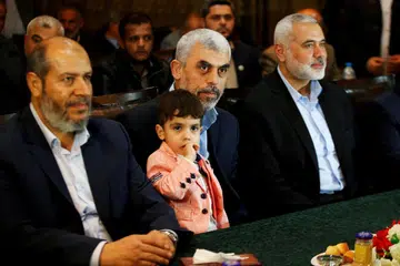 FOTO FAIL: Khalil al-Hayya (kiri) dilantik sebagai pemimpin politik baharu Hamas, menggantikan Yahya Sinwar (tengah) yang terbunuh dalam operasi tentera Israel pada Oktober 2024. Tokoh yang sebelum ini mengetuai rundingan tidak langsung gencatan senjata dengan Israel itu dipilih menerusi pemilihan dalaman Hamas dan dijangka mengetuai usaha menyusun semula kepimpinan pergerakan berkenaan ketika perang di Gaza masih berterusan. Turut kelihatan dalam gambar ialah bekas pemimpin Hamas, Ismail Haniyeh (kanan), ketika majlis pengumuman dokumen dasar baharu Hamas di Bandar Gaza pada 1 Mei 2017.