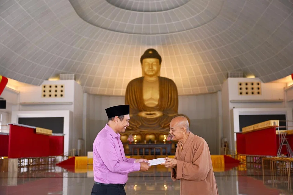 SUMBANG DERMA: CEO RLAF, Encik Muhammad Faizal Othman (kiri), menerima cek $50,000 yang diberikan Venerable Sik Kwang Sheng daripada Biara Kong Meng San Phor Kark See untuk bantuan kemanusiaan bagi golongan terjejas akibat konflik di Gaza.
