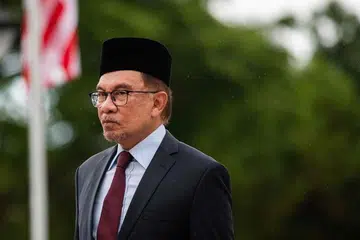 Jabatan Komunikasi Komuniti (J-Kom) mempertahankan lawatan Perdana Menteri Datuk Seri Anwar Ibrahim ke Arab Saudi di sebalik dakwaan pembangkang bahawa ia merupakan suatu kegagalan. 