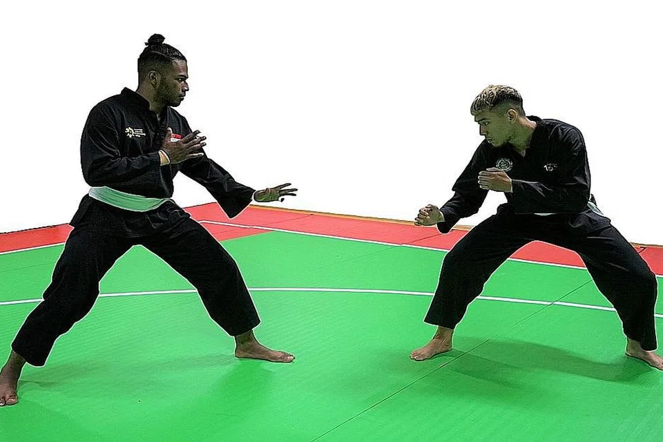 TEKNIK BERGULING + GUNTINGAN: Muhammad Syakir (kanan) bersiap berdepan Sheik Ferdous (kiri) sebelum menggulingkan badan dengan pantas dan membuat gerakan guntingan, sekali gus menumbangkan lawannya. Muhammad Syakir memperoleh 3 mata.