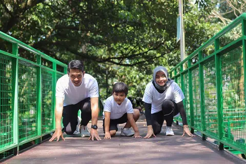 Kanak-kanak sering mempelajari tingkah laku suka bersaing daripada persekitaran mereka. Sama ada melalui permainan, rancangan televisyen, atau memerhatikan orang dewasa. Mereka memerhati bagaimana masyarakat memberi penekanan terhadap kemenangan.