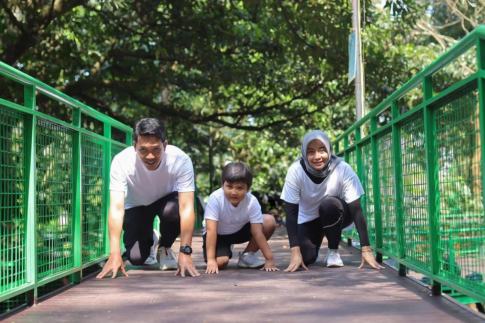 Kanak-kanak sering mempelajari tingkah laku suka bersaing daripada persekitaran mereka. Sama ada melalui permainan, rancangan televisyen, atau memerhatikan orang dewasa. Mereka memerhati bagaimana masyarakat memberi penekanan terhadap kemenangan.