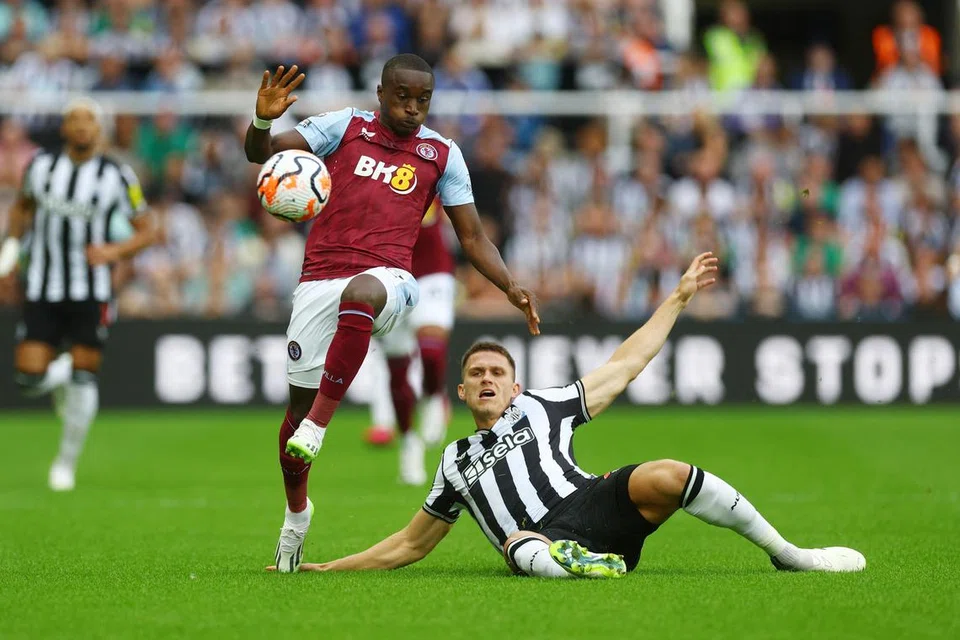 FAKTOR PENYOKONG PENTING: Bermain di padang sendiri memberi pemain Aston Villa kelebihan apabila menentang Everton nanti. Pemain Villa seperti Moussa Diaby (sedang mengawal bola) menunjukkan kesungguhan semasa menentang Newcastle. 