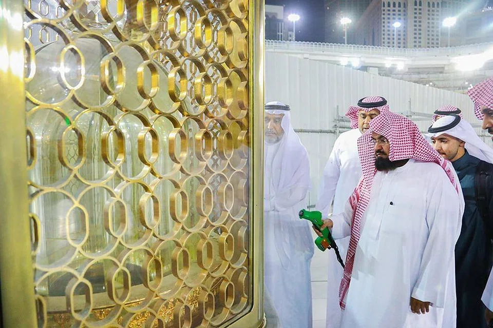 Presiden Ehwal Masjidil Haram dan Masjid Nabawi Sheikh Dr Abdurrahman Al-Sudais, memeriksa dan menyertai kerja pembersihan mataf atau kawasan tawaf di Masjidjil Haram selepas solat Isyak.