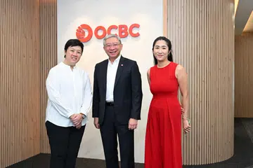 Pengerusi platform reka fesyen 3D global Browzwear, Cik Sharon Lim (kiri),  dan  pengasas syarikat pemula teknologi perubatan N & E Innovations, Cik Didi Gan (kanan), merupakan dua usahawan wanita yang telah bekerjasama dengan OCBC dalam perjalanan perniagaan mereka. Bersama mereka ialah Encik Linus Goh, Ketua Perbankan Komersial Global OCBC.