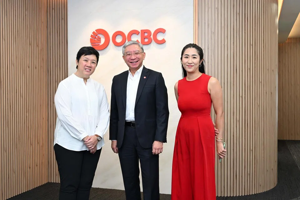 Pengerusi platform reka fesyen 3D global Browzwear, Cik Sharon Lim (kiri),  dan  pengasas syarikat pemula teknologi perubatan N & E Innovations, Cik Didi Gan (kanan), merupakan dua usahawan wanita yang telah bekerjasama dengan OCBC dalam perjalanan perniagaan mereka. Bersama mereka ialah Encik Linus Goh, Ketua Perbankan Komersial Global OCBC.