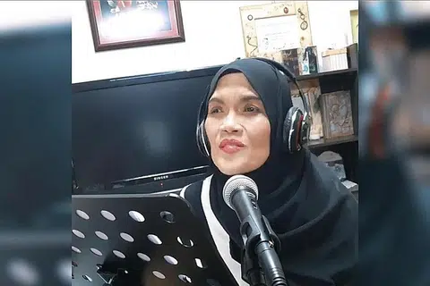 TAJAMKAN VOKAL: Datuk Wan Aishah Wan Ariffin mengasah kemahiran menyanyi lagu 'cover'. - Foto TANGKAP SKRIN YOUTUBE AISHAH JMM OFFICIAL