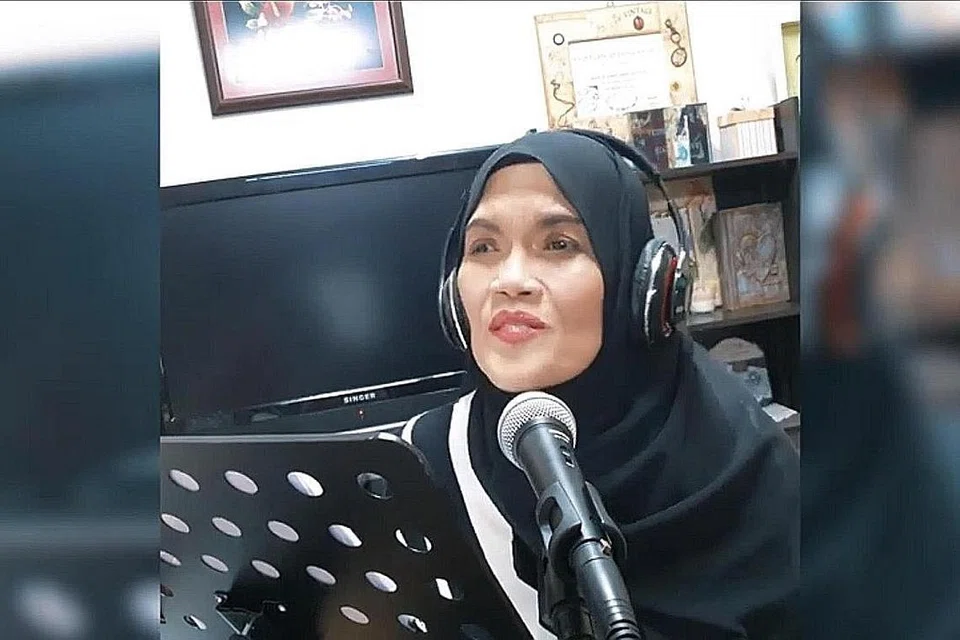 TAJAMKAN VOKAL: Datuk Wan Aishah Wan Ariffin mengasah kemahiran menyanyi lagu 'cover'. - Foto TANGKAP SKRIN YOUTUBE AISHAH JMM OFFICIAL