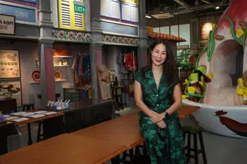 Cik Lena Lee meninggalkan kerjaya korporat selepas 24 tahun dalam sektor pelancongan untuk merealisasikan J.I.A.K 99, sebuah tarikan ‘edutainment’ yang memperkenalkan sejarah dan kepelbagaian budaya makanan Singapura menerusi pengalaman interaktif di Singapore Flyer.