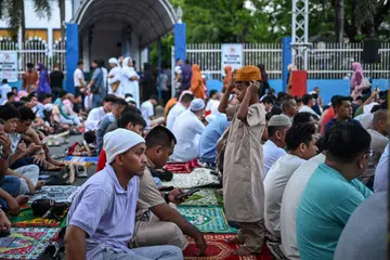Umat Islam Filipina bersiap sedia untuk menunaikan solat sempena sambutan Hari Raya Aidiladha di Masjid Biru, Taguig, Metro Manila pada 6 Jun 2025.