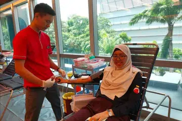 PENDERMA DARAH KALI PERTAMA: Cik Zarifah Mohd Azhar lega dapat menyambung tugas dan meneruskan kehidupannya seperti biasa selepas menderma darah. - Foto ihsan ZARIFAH MOHD