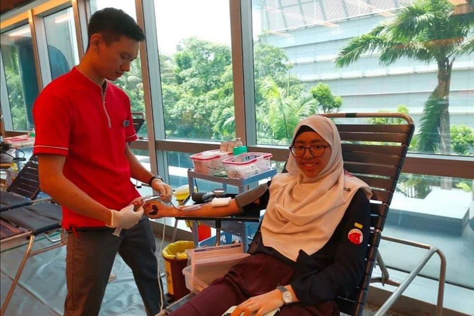 PENDERMA DARAH KALI PERTAMA: Cik Zarifah Mohd Azhar lega dapat menyambung tugas dan meneruskan kehidupannya seperti biasa selepas menderma darah. - Foto ihsan ZARIFAH MOHD