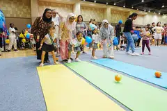 Cik Anhkashah Khamis (kanan) dan kakaknya, Cik Anhdauwiyah Khamis (kiri) menyertai acara KidSTART PlayDate yang diadakan di Our Tampines Hub pada 4 Ogos bersama (tengah) ibu mereka, Cik Jamaliah Ahmad, dan anak-anak mereka (dari kiri), Maija Jade Queara Aspelin, Nur Aaliesya Levienia dan Nur Aryyanna Qaysara.