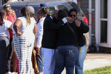 Orang ramai bergegas ke tempat kejadian selepas lapan kanak-kanak maut dalam kejadian tembakan beramai-ramai yang disifatkan sebagai kes keganasan rumah tangga di bandar Shreveport, Louisiana, Amerika Syarikat, pada 19 April 2026. 