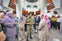 PERLU RELEVAN: Sultan Brunei, Sultan Hassanal Bolkiah, yang melawat Kementerian Ehwal Agama, menggesa agar kurikulum di sekolah-sekolah agama disemak semula. 