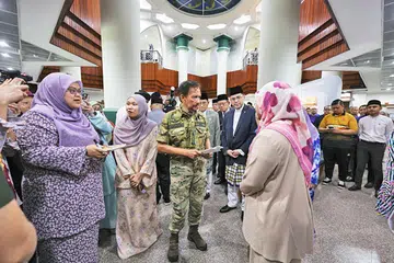 PERLU RELEVAN: Sultan Brunei, Sultan Hassanal Bolkiah, yang melawat Kementerian Ehwal Agama, menggesa agar kurikulum di sekolah-sekolah agama disemak semula. 