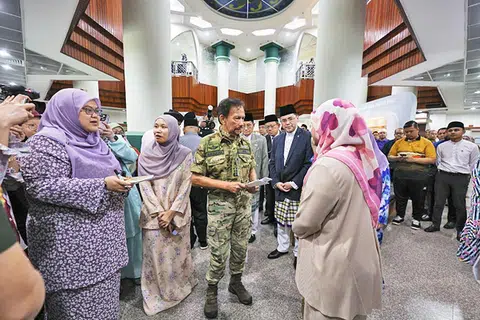 PERLU RELEVAN: Sultan Brunei, Sultan Hassanal Bolkiah, yang melawat Kementerian Ehwal Agama, menggesa agar kurikulum di sekolah-sekolah agama disemak semula. 