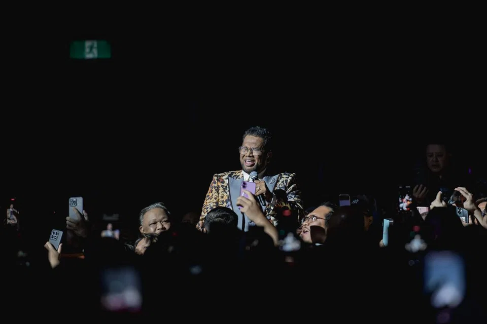 Datuk Nash mengejutkan peminat apabila muncul dalam kalangan mereka ketika membuka tirai persembahan.