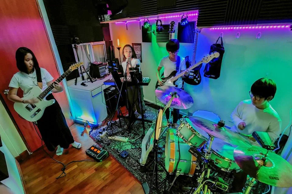 KEGIATAN SIHAT SEWAKTU PANDEMIK: Band remaja Distict Twenty Two yang terdiri daripada (dari kiri) Nurin, Syurga, Lathif dan Ilyas, membangun semangat persaudaraan dan setia kawan dalam muzik dibimbing mentor lebih berpengalaman. - Foto BH oleh NUR DIYANA TAHA