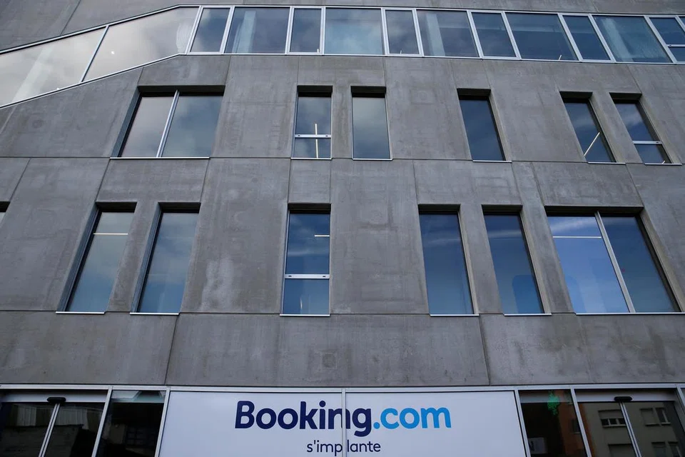Pada penghujung 2023, Booking Holdings telah menggajikan sekitar 23,600 kakitangan, namun laporan tahunannya tidak memperincikan jumlah kakitangan di Booking.com.